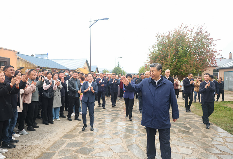 9月6日至8日，，，，，，，，中共中央总书记、国家主席、中央军委主席习近平在黑龙江考察。。。。。。这是6日下昼，，，，，，，，习近平在大兴安岭地区漠河市北极村考察时，，，，，，，，向外地群众挥手致意。。。。。。