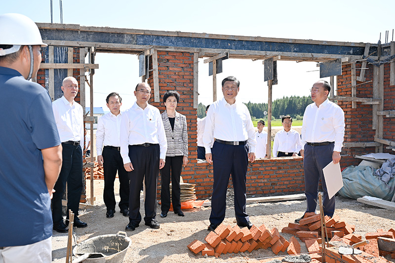 9月6日至8日，，，，，，，，中共中央总书记、国家主席、中央军委主席习近平在黑龙江考察。。。。。。这是7日上午，，，，，，，，习近平在遭受洪涝灾难的哈尔滨尚志市老街基乡龙王庙村，，，，，，，，观察水毁衡宇重修情形。。。。。。